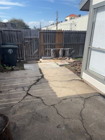 6513 Long Meadow Dr, Corpus Christi, TX 78413