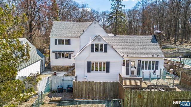 8 Stonehedge Lane, Andover Boro, NJ 07821