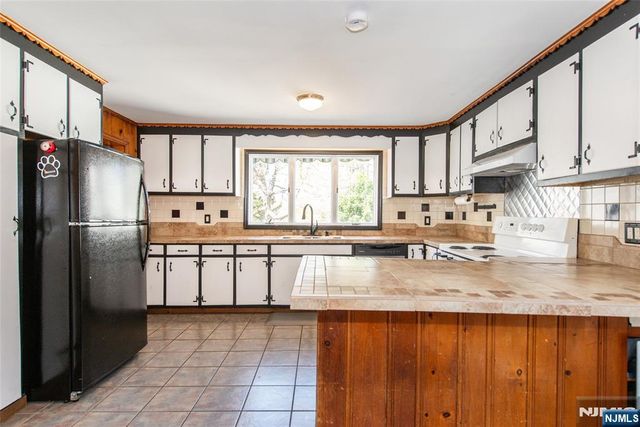 8 Stonehedge Lane, Andover Boro, NJ 07821