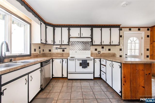 8 Stonehedge Lane, Andover Boro, NJ 07821