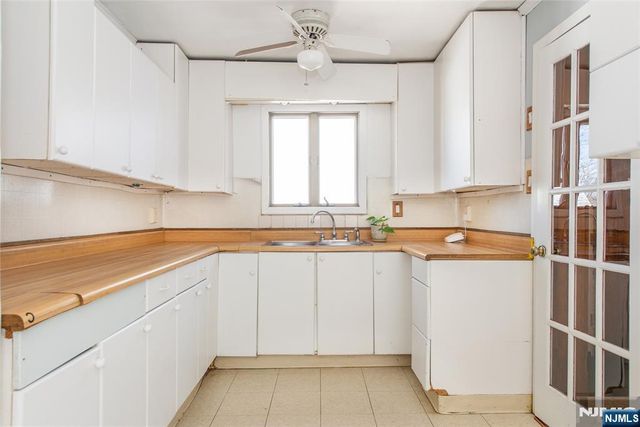 8 Stonehedge Lane, Andover Boro, NJ 07821