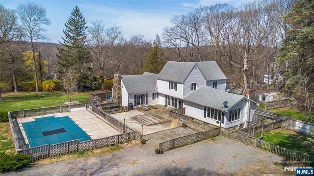 8 Stonehedge Lane, Andover Boro, NJ 07821