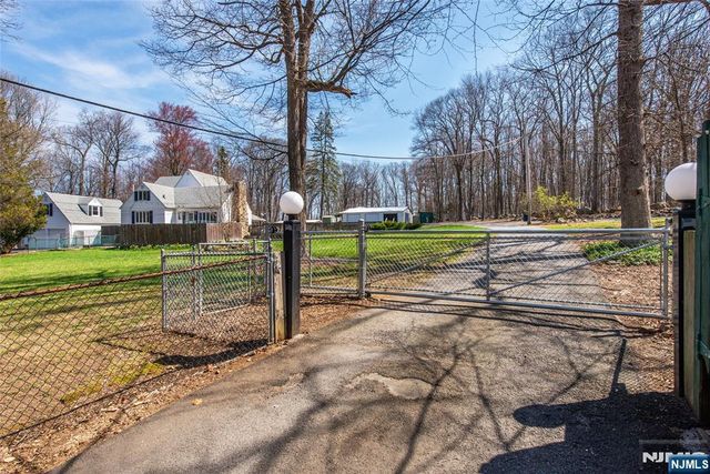 8 Stonehedge Lane, Andover Boro, NJ 07821