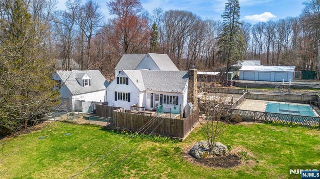 8 Stonehedge Lane, Andover Boro, NJ 07821