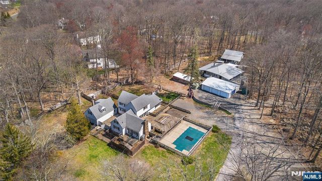 8 Stonehedge Lane, Andover Boro, NJ 07821