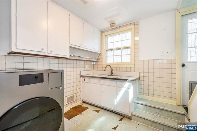 8 Stonehedge Lane, Andover Boro, NJ 07821