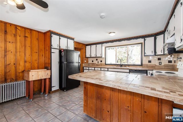 8 Stonehedge Lane, Andover Boro, NJ 07821