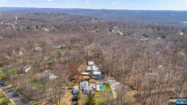 8 Stonehedge Lane, Andover Boro, NJ 07821