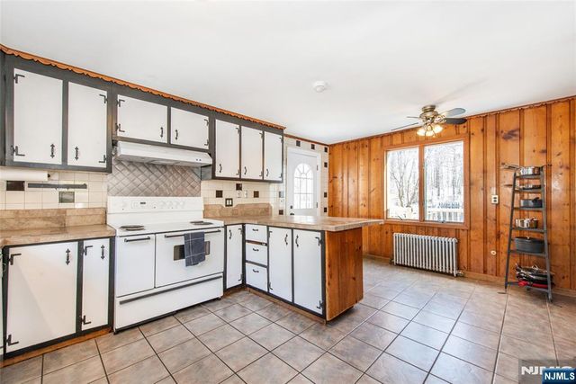 8 Stonehedge Lane, Andover Boro, NJ 07821