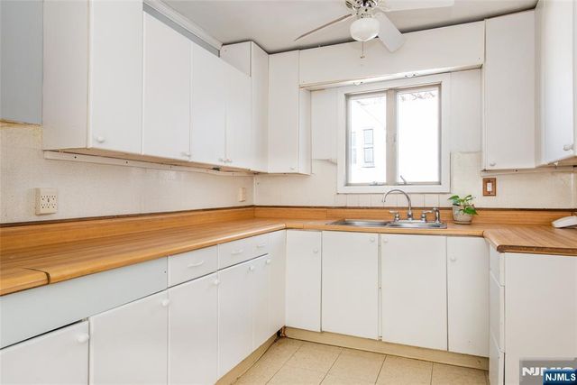 8 Stonehedge Lane, Andover Boro, NJ 07821