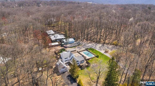 8 Stonehedge Lane, Andover Boro, NJ 07821