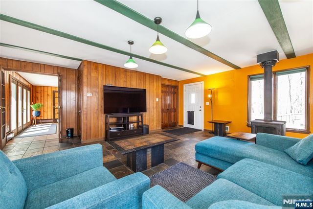 8 Stonehedge Lane, Andover Boro, NJ 07821