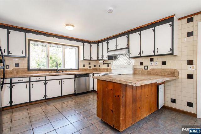 8 Stonehedge Lane, Andover Boro, NJ 07821