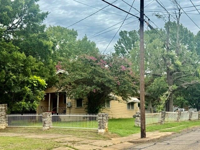 107 8th Street NE, Paris, TX 75460