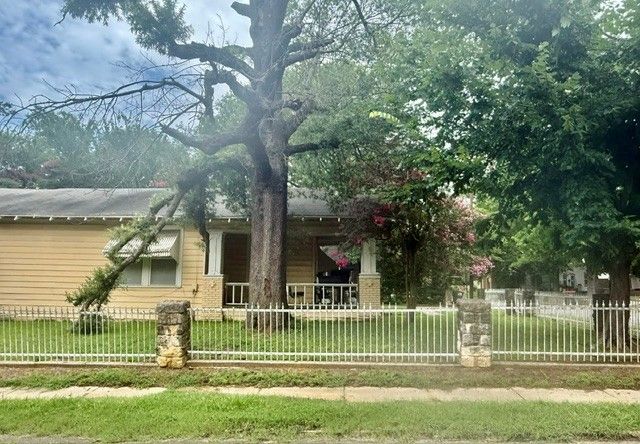 107 8th Street NE, Paris, TX 75460