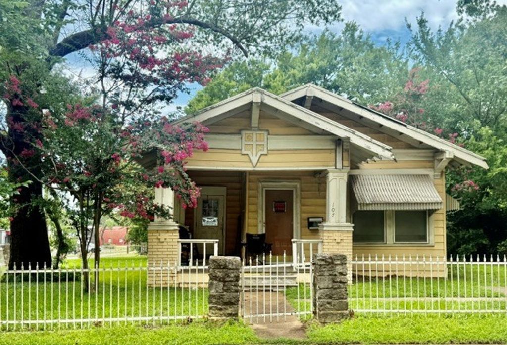 107 8th Street NE, Paris, TX 75460