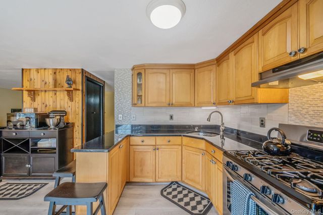 10 Lehigh Lane, Farmingville, NY 11738