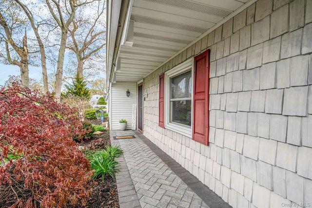 10 Lehigh Lane, Farmingville, NY 11738