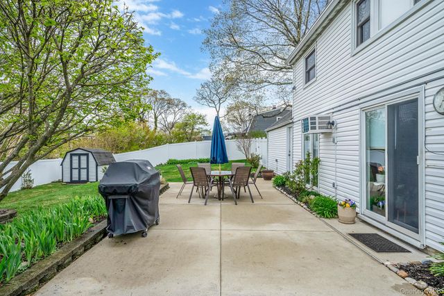 10 Lehigh Lane, Farmingville, NY 11738