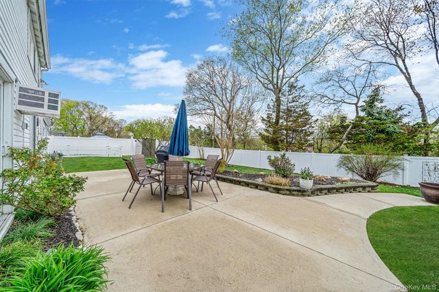 10 Lehigh Lane, Farmingville, NY 11738