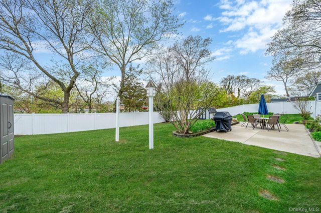 10 Lehigh Lane, Farmingville, NY 11738