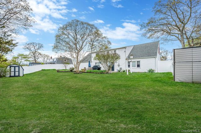 10 Lehigh Lane, Farmingville, NY 11738