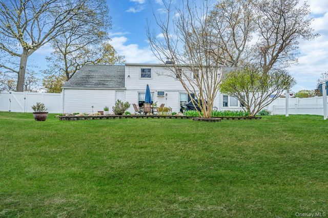 10 Lehigh Lane, Farmingville, NY 11738