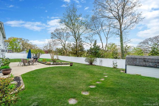 10 Lehigh Lane, Farmingville, NY 11738