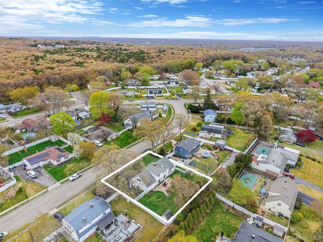 10 Lehigh Lane, Farmingville, NY 11738