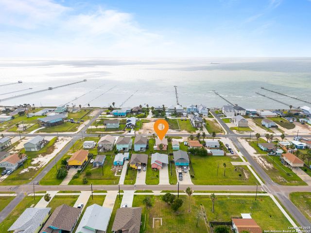 1419 S Magnolia St, Rockport, TX 78382