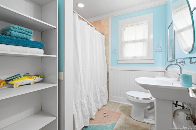 1419 S Magnolia St, Rockport, TX 78382