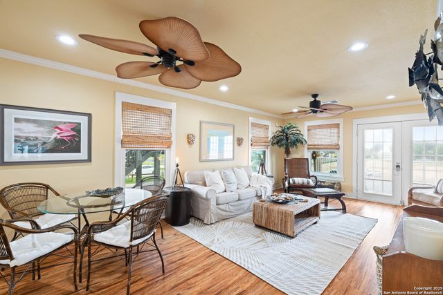 1419 S Magnolia St, Rockport, TX 78382