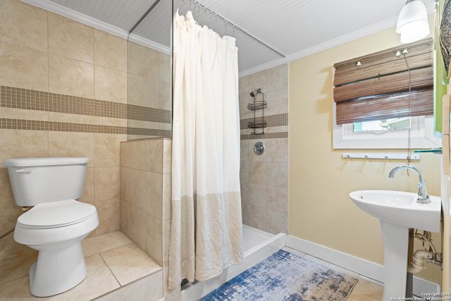 1419 S Magnolia St, Rockport, TX 78382