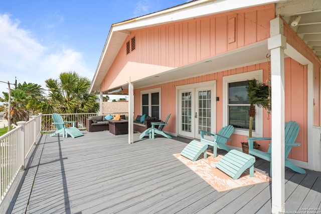 1419 S Magnolia St, Rockport, TX 78382