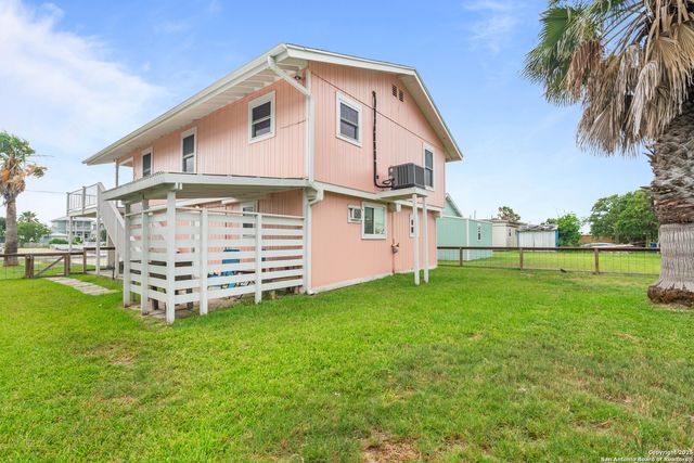 1419 S Magnolia St, Rockport, TX 78382