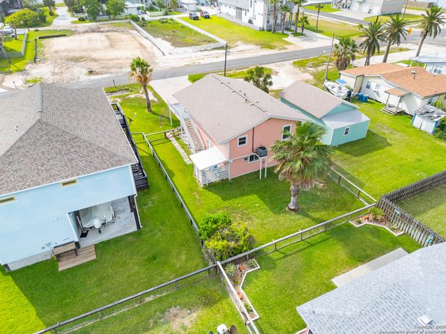 1419 S Magnolia St, Rockport, TX 78382
