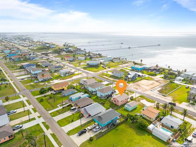 1419 S Magnolia St, Rockport, TX 78382