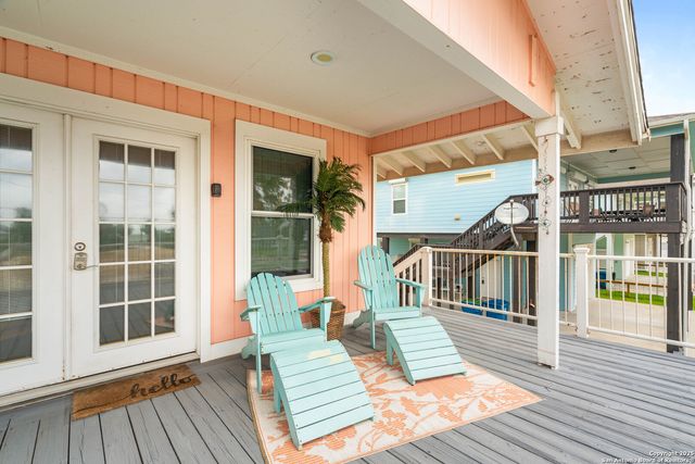 1419 S Magnolia St, Rockport, TX 78382