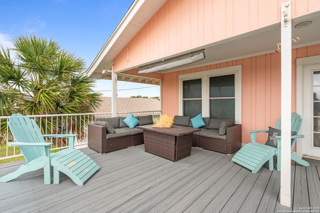 1419 S Magnolia St, Rockport, TX 78382