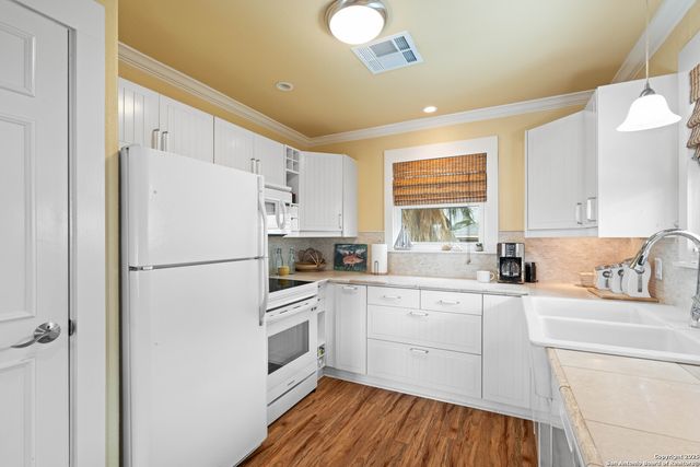 1419 S Magnolia St, Rockport, TX 78382