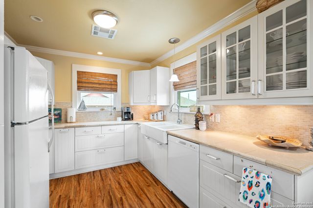 1419 S Magnolia St, Rockport, TX 78382