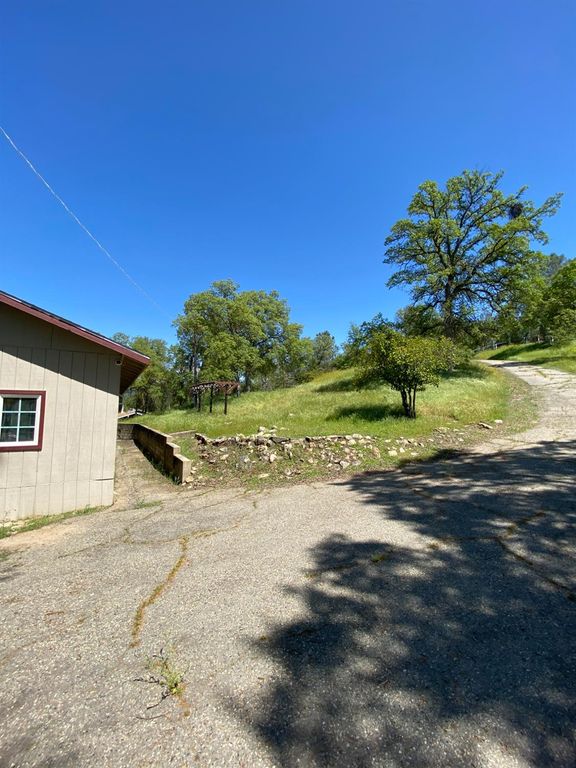 Image 8 of property listing at 31560 Road 400, Coarsegold, CA 93614