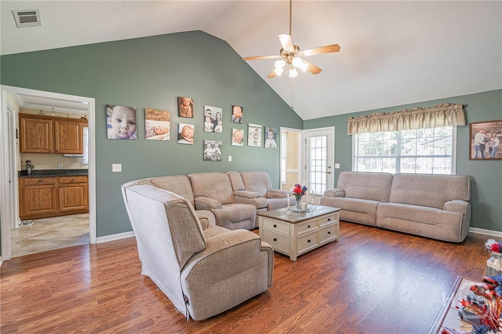 Image 9 of property listing at 124 Jennifer Circle, Rincon, GA 31326