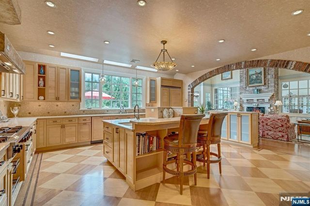1055 High Mountain Road, Franklin Lakes, NJ 07417
