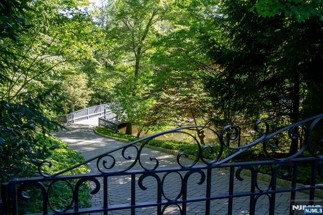 1055 High Mountain Road, Franklin Lakes, NJ 07417