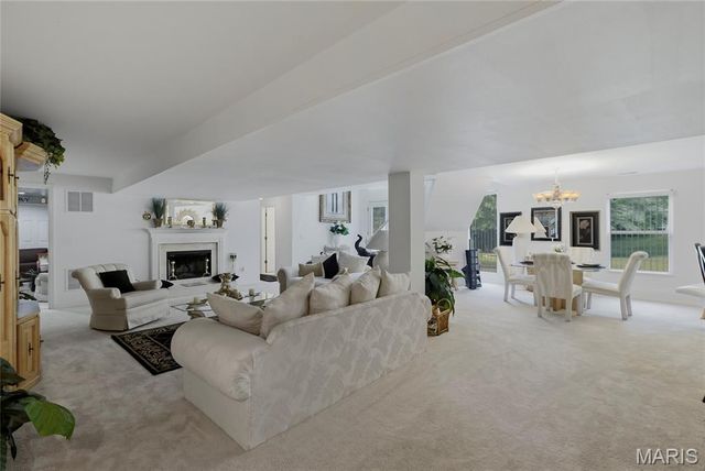 13025 Kinsley Heights Drive, Florissant, MO 63033