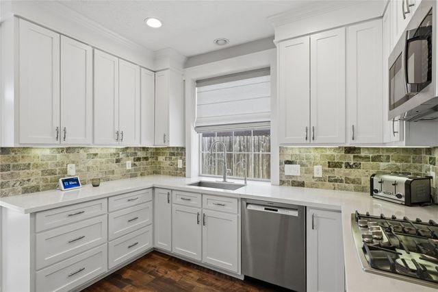 13526 Robin Hill Court, Houston, TX 77059