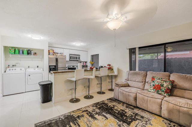 4003 W Woodscape Drive 2-k, Miramar, FL 33023