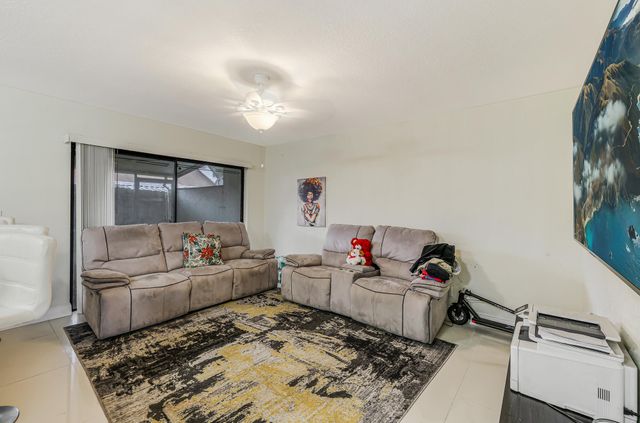4003 W Woodscape Drive 2-k, Miramar, FL 33023