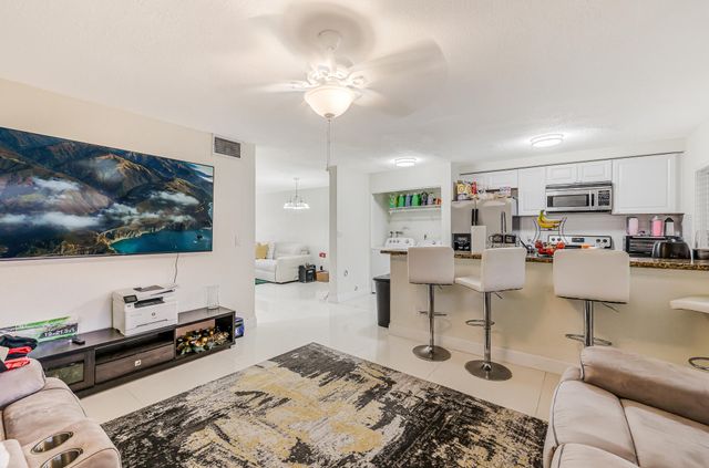 4003 W Woodscape Drive 2-k, Miramar, FL 33023